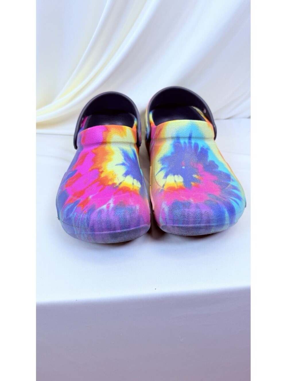 Crocs Slip Resistant Tie Die Shoes Men’s 4 Women’s 6 Rainbow